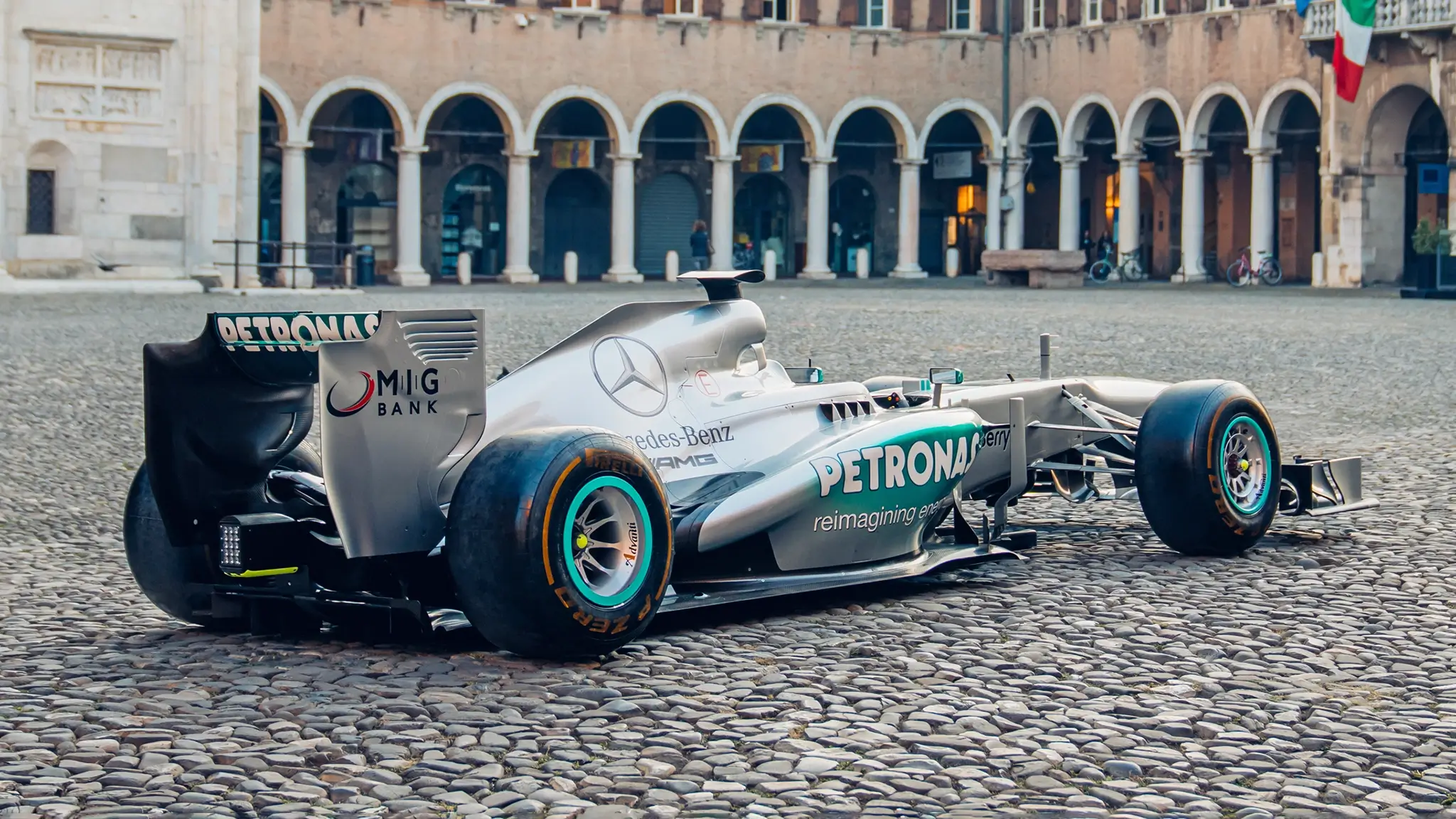 Mercedes-AMG F1 2013 de Lewis Hamilton - 3/4 de traseira