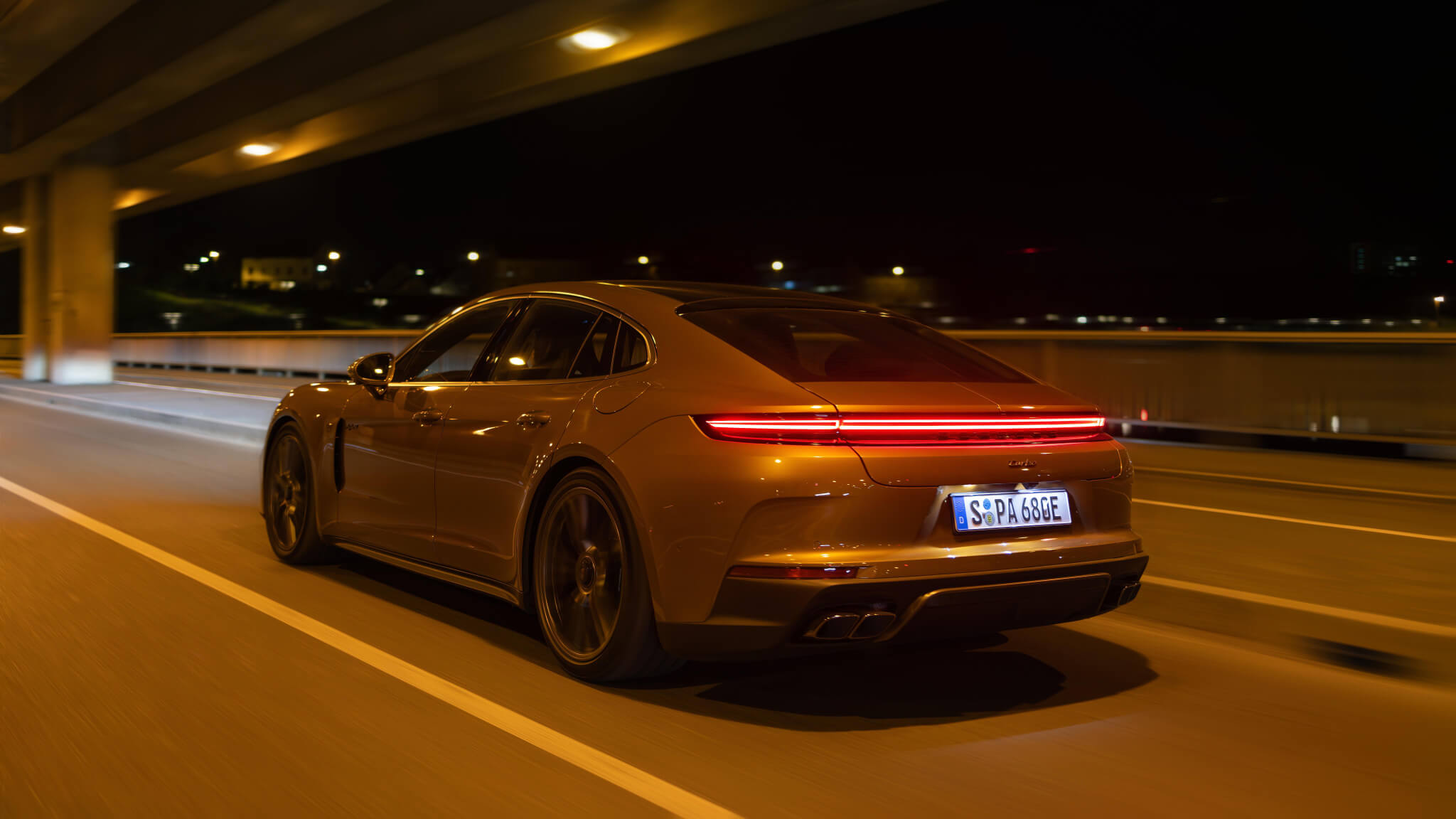 Porsche Panamera 2024, na estrada, traseira