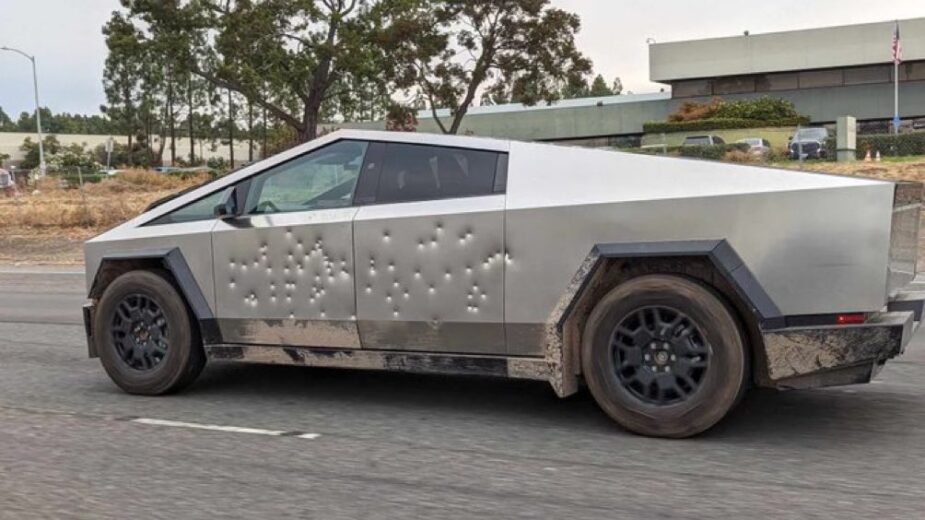 Tesla Cybertruck na estrada cravejada de balas