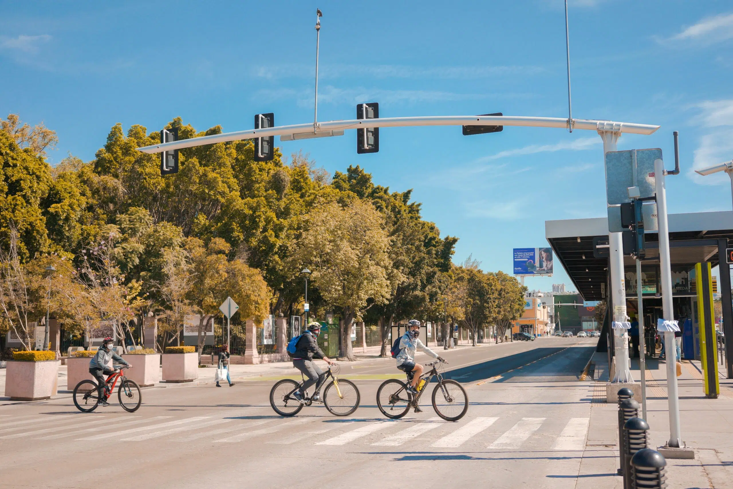 Pessoas a andarem de bicicleta