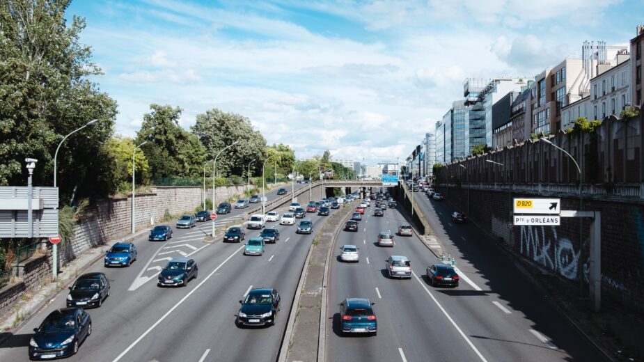 Estrada durante o dia em Paris, com tráfego