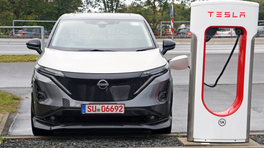 foto-espia Nissan Ariya Nismo a carregar num posto Tesla