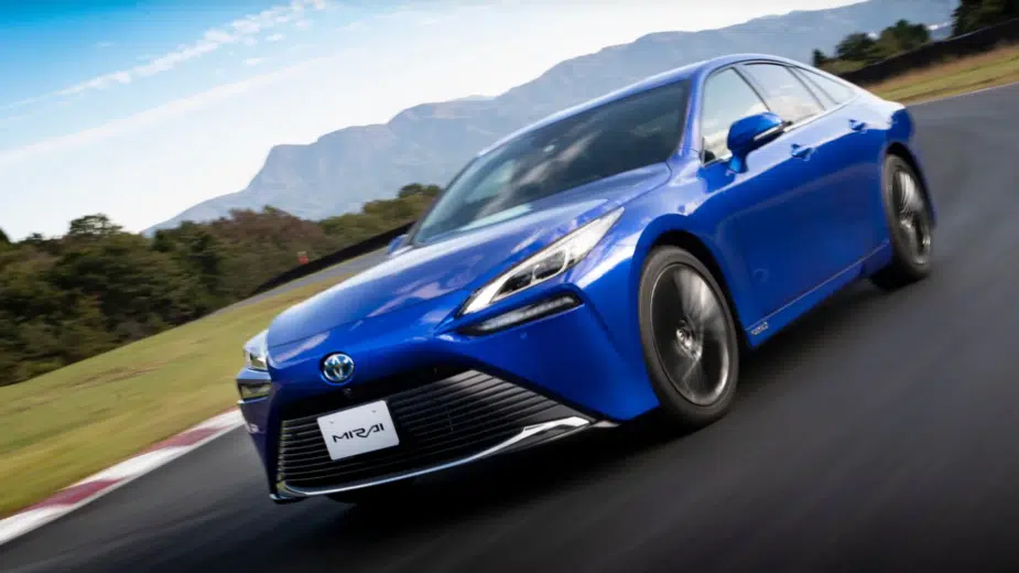 Toyota Mirai na estrada, frente 3/4