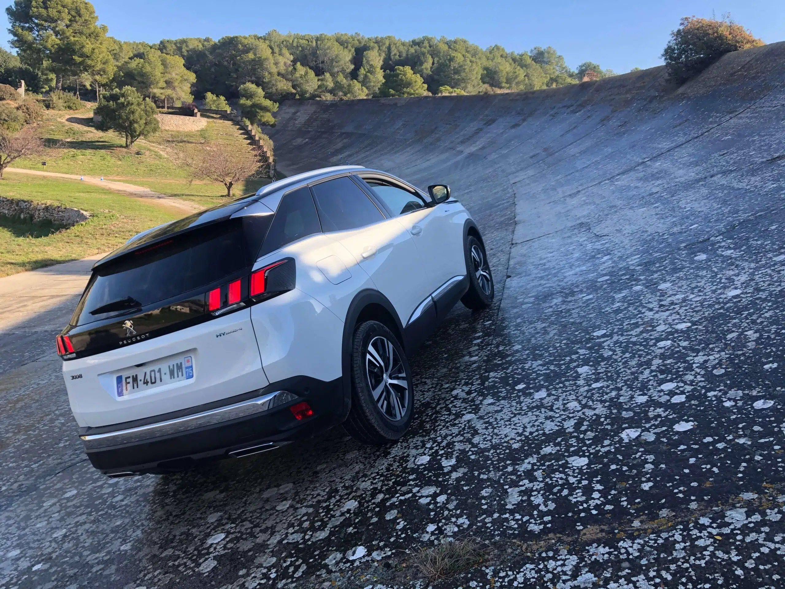Apresentação 3008 Hybrid4 Terramar