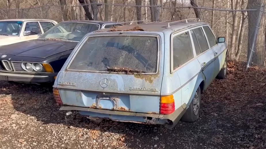 Mercedes-Benz 300 TD abandonada