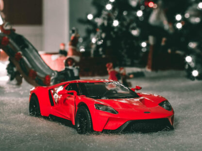 Ford GT em brinquedo com árvore de Natal ao fundo
