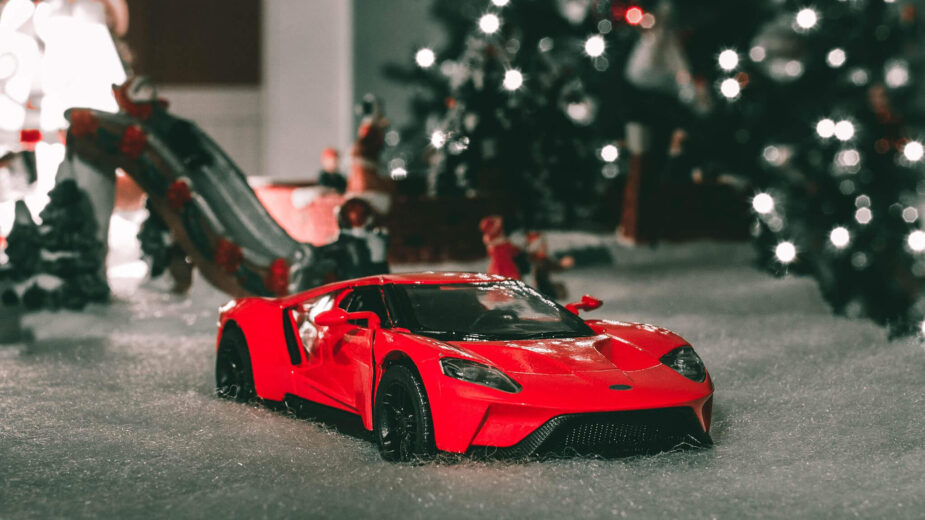 Ford GT em brinquedo com árvore de Natal ao fundo