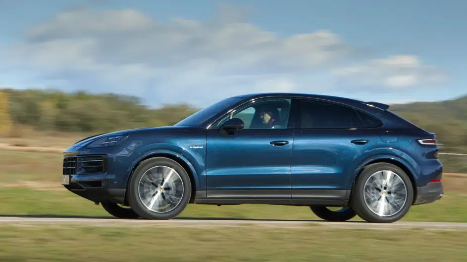 Porsche Cayenne Coupé na estrada, perfil