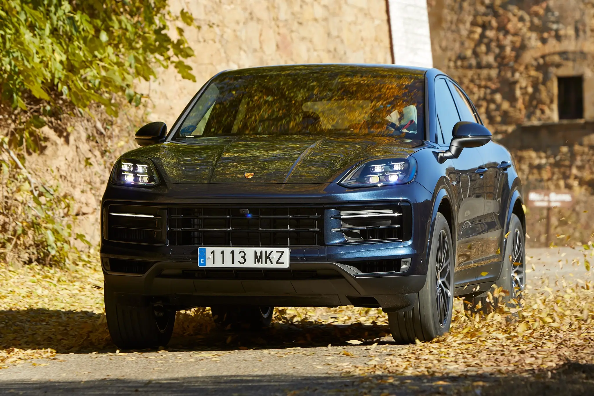 Porsche Cayenne Coupé E-Hybrid - frente em andamento