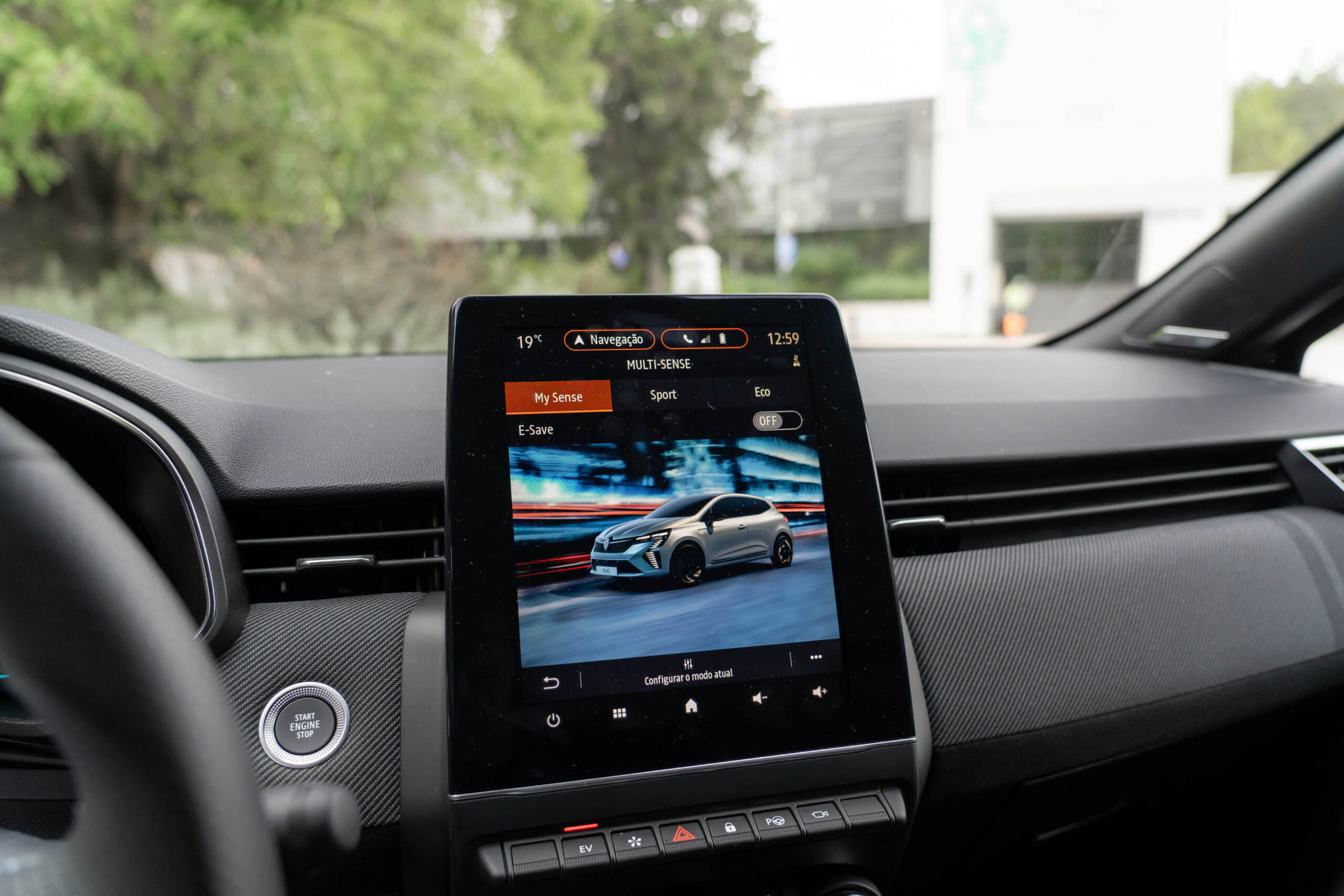 Renault Clio E-Tech ecrã central multimédia