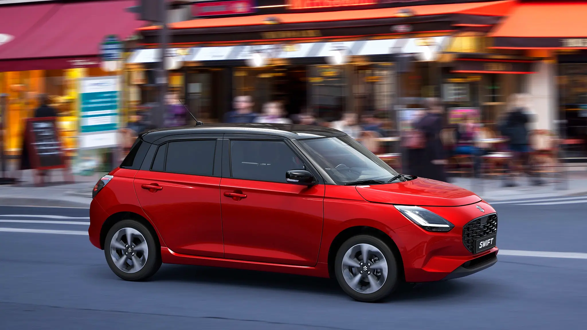 Suzuki Swift - vista lateral em cidade