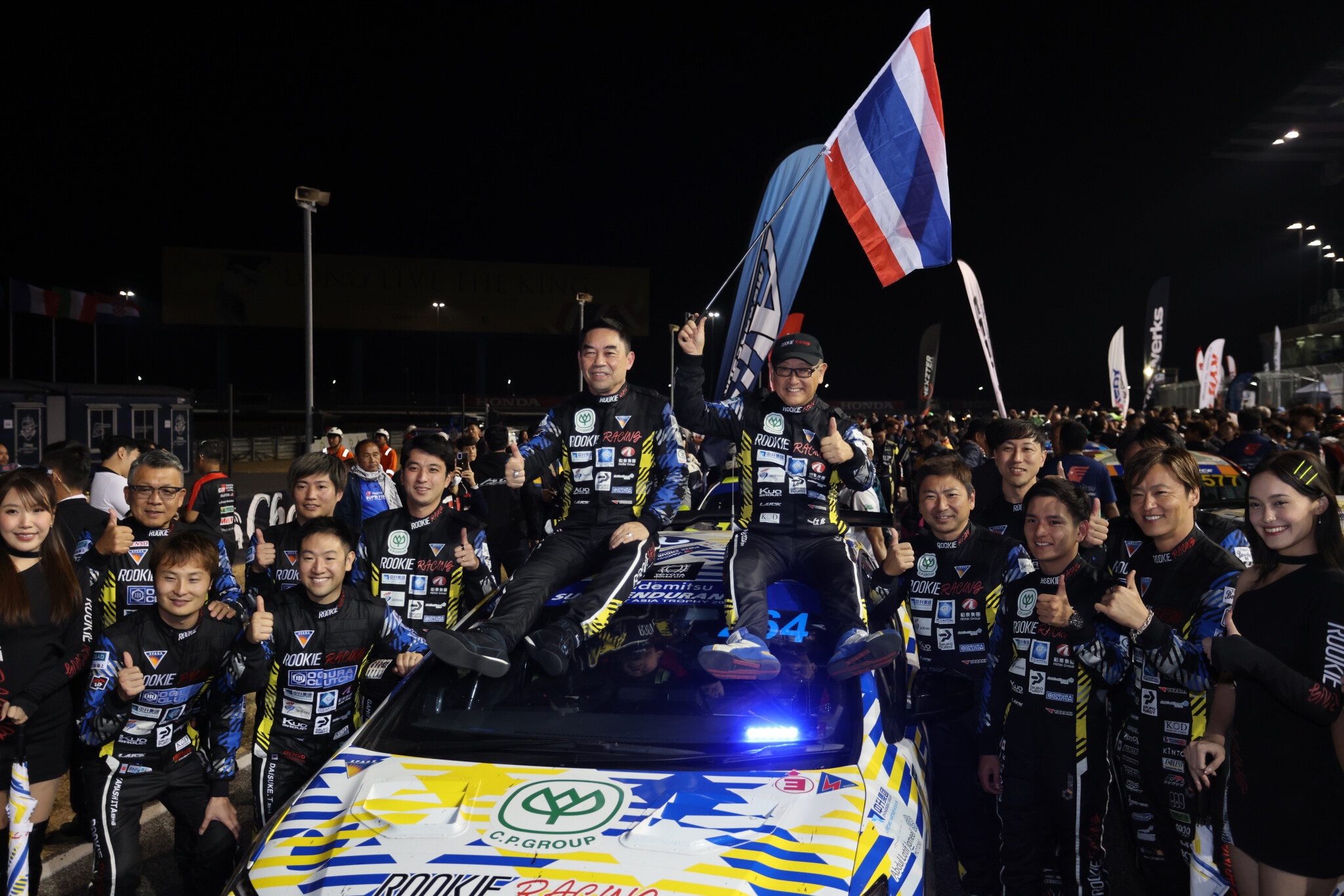 Akio Toyoda e outro piloto sentados no tejadilho do toyota prius competição