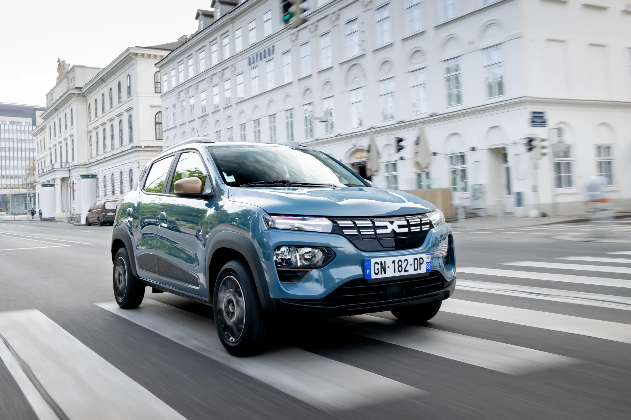Dacia Spring na cidade, frente 3/4