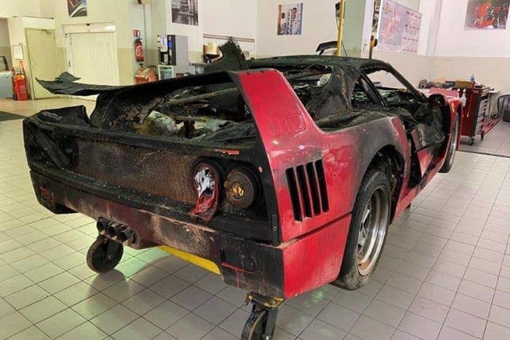 Ferrari F40 carbonizado, traseira 3/4