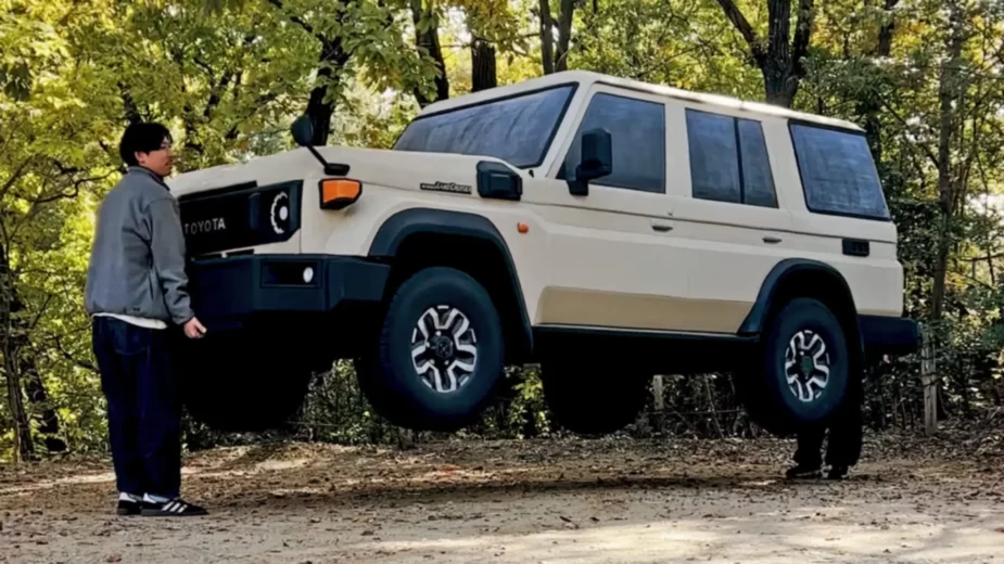 Toyota Land Cruiser 70 em polistireno, carregado por dois homens