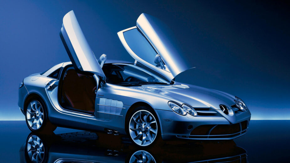 Mercedes-Benz SLR McLaren de portas abertas, frente 3/4