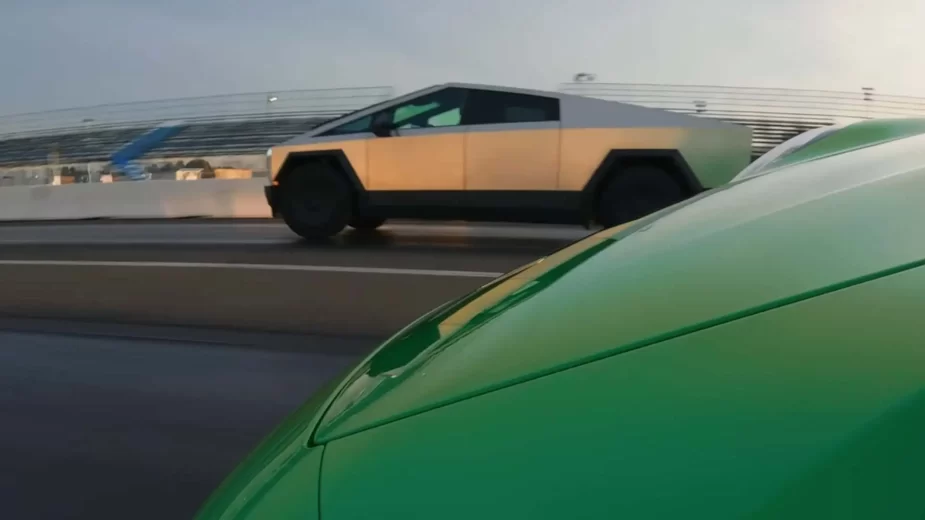 Drag race entre Tesla Cybertruck e Porsche 911
