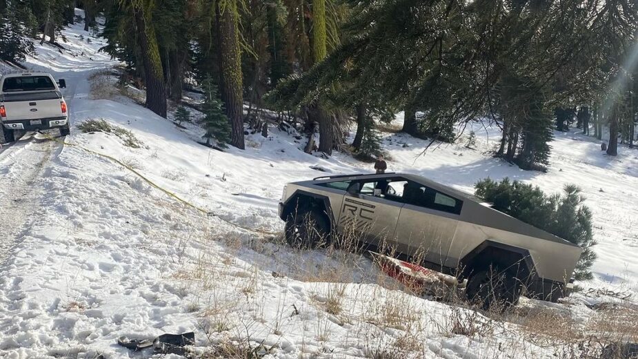 Tesla Cybertruck presa na neve rebocada por Ford F-Series