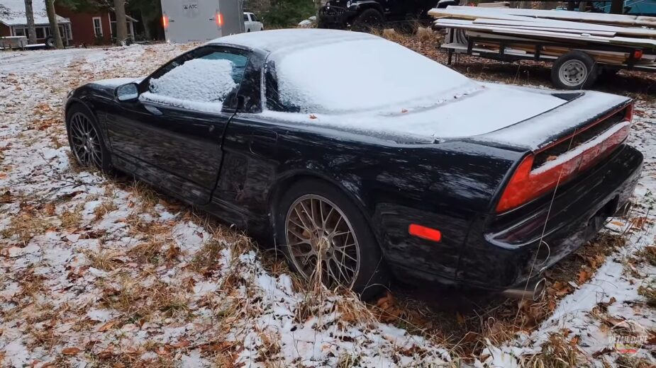 Acura NSX 1995 abandonado no mato