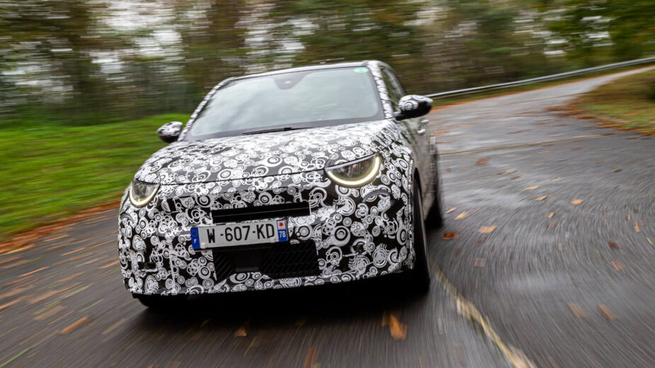 Abarth 600e a curvar, de frente