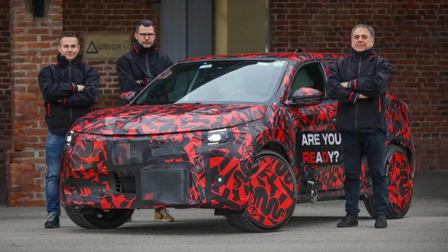 Alfa Romeo Milano com equipa de engenheiros