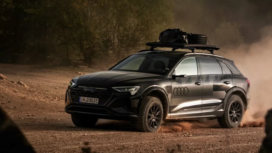 Audi Q8 e-tron dakar a derrapar em terra