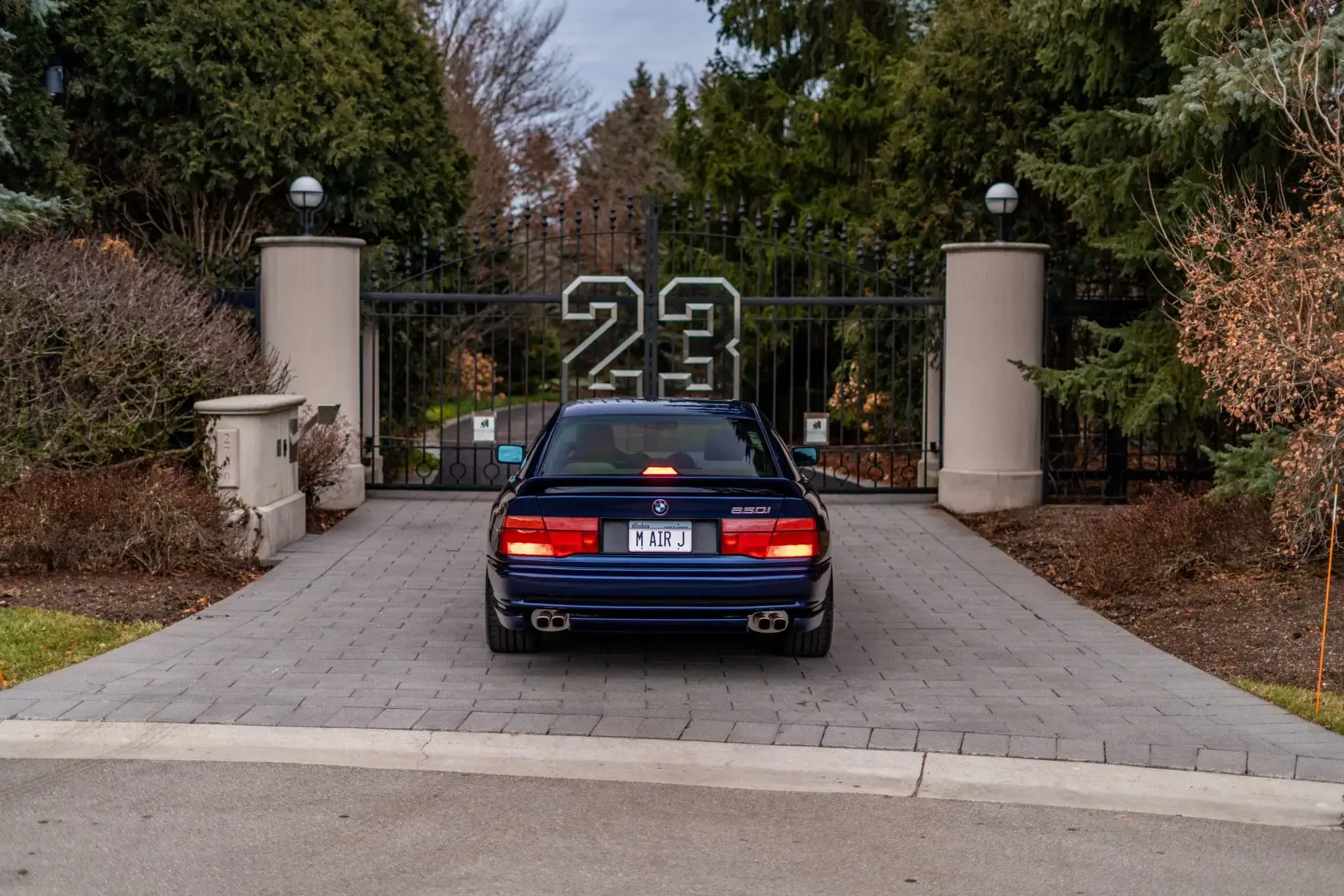 BMW 850i de 1991 em frente ao portão da propriedade de Michael Jordan