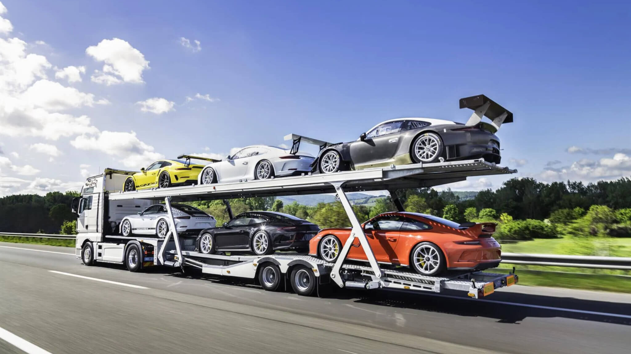 Sonho tornado realidade. Seis Porsche 911 GT3 à venda e o camião está incluído