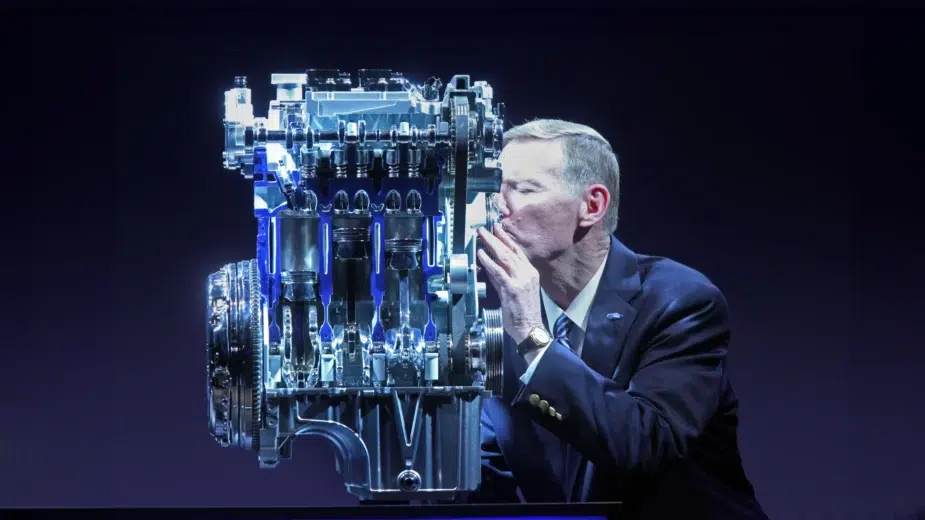 alan mulally, ex-ceo da ford, a dar beijo ao motor ecoboost