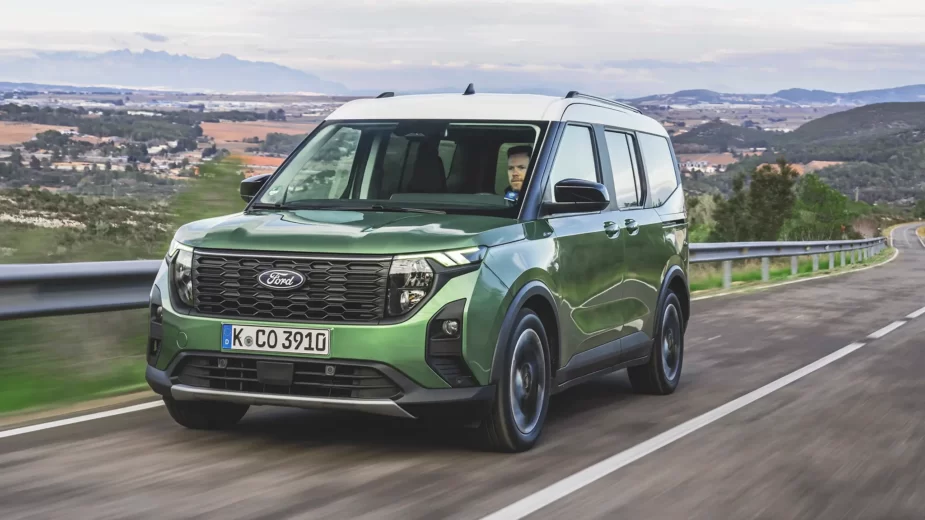 Ford Tourneo Courier em estrada, visto de frente