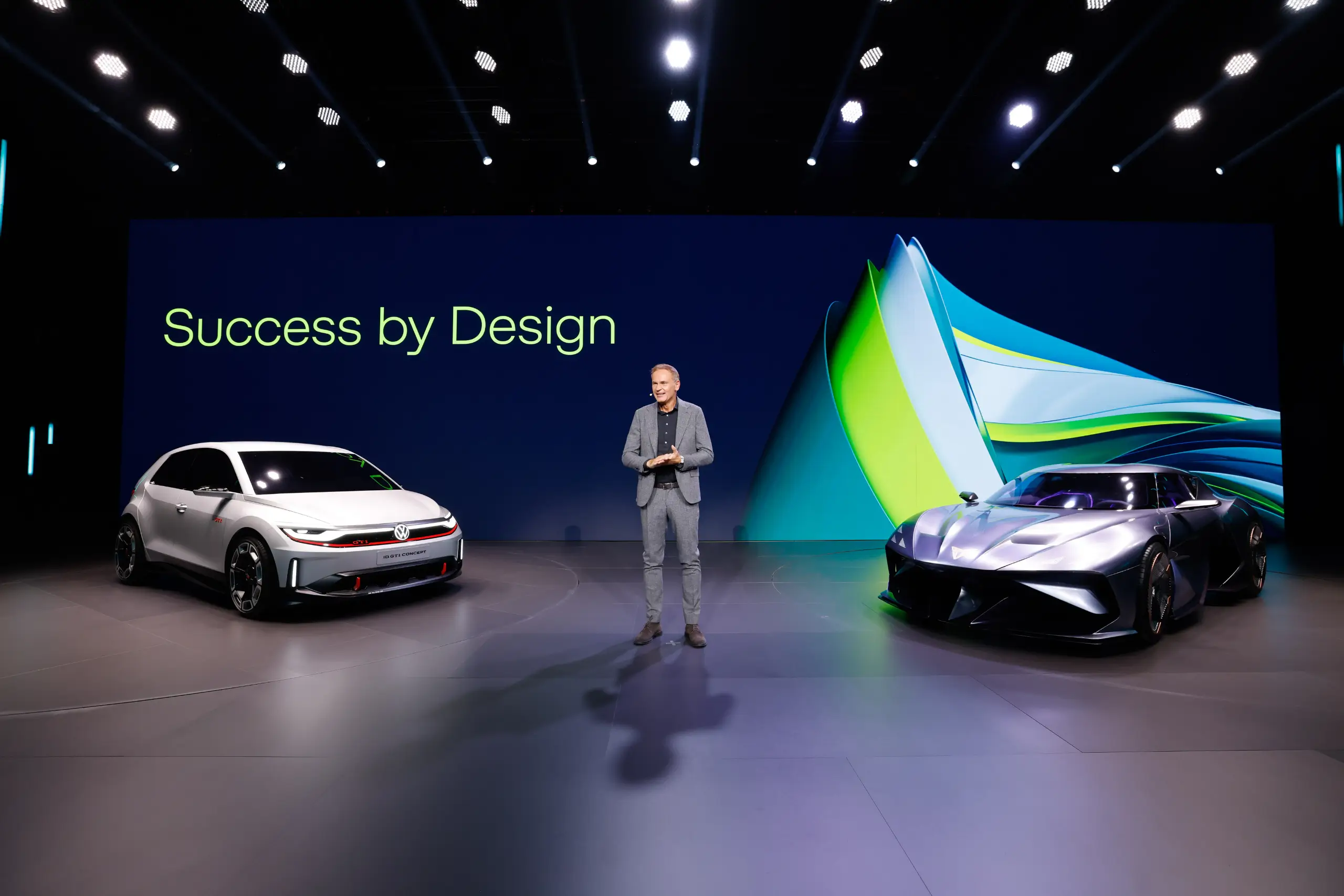 Oliver Blume, CEO do Grupo Volkswagen, entre VW ID. GTI Concept e CUPRA Dark Rebel