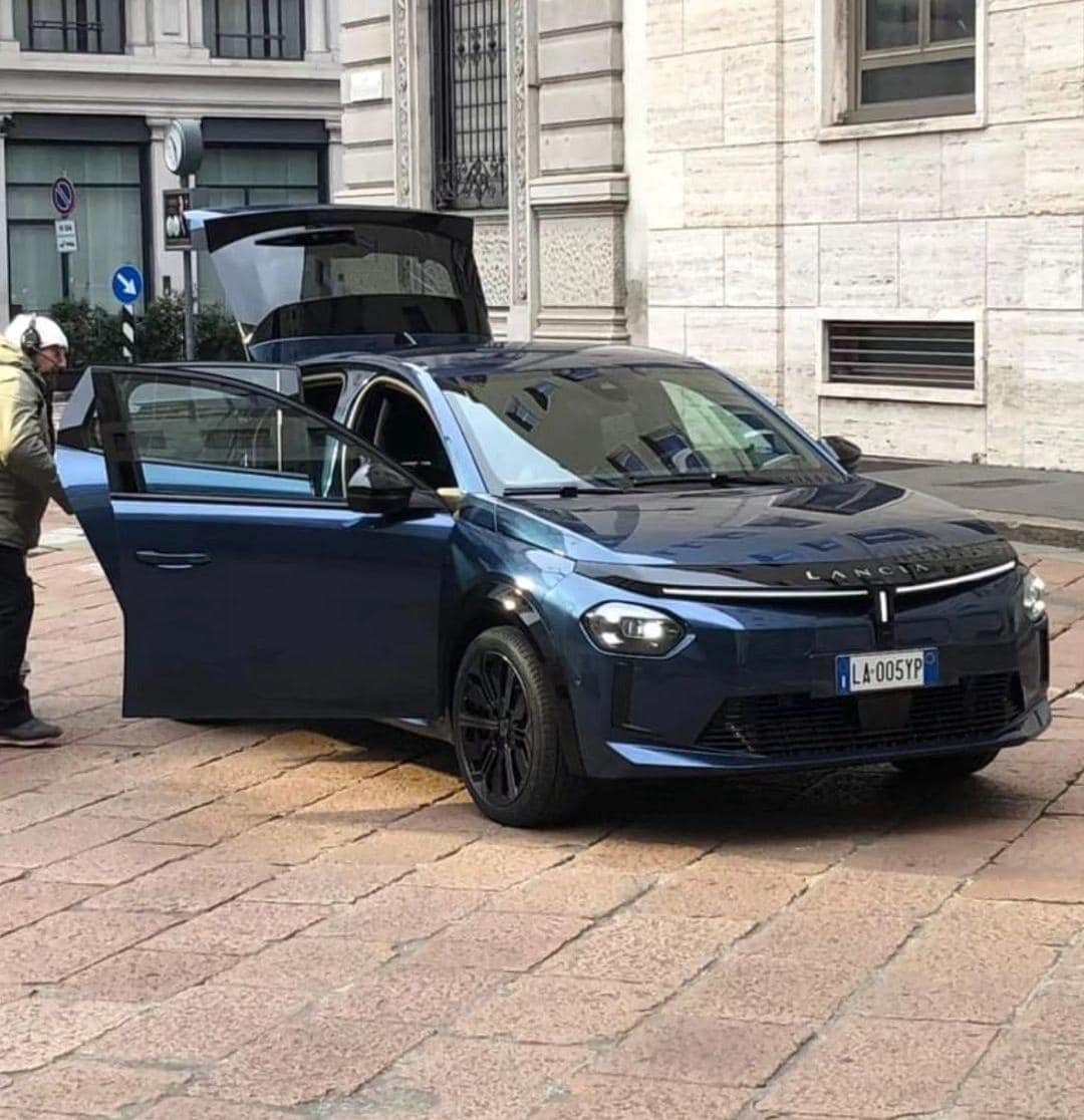 lancia ypsilon 2024 de frente com as portaas abertas