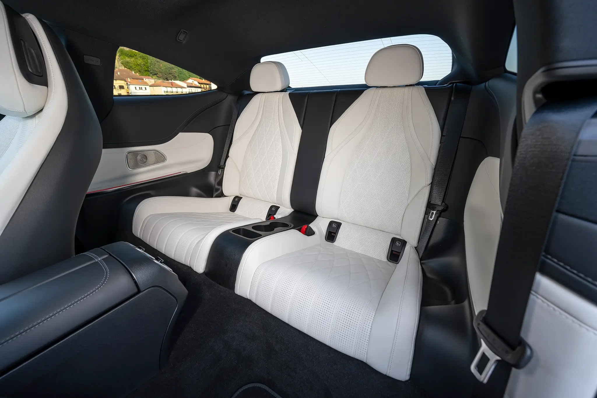 Mercedes-Benz CLE Coupé - assentos traseiros