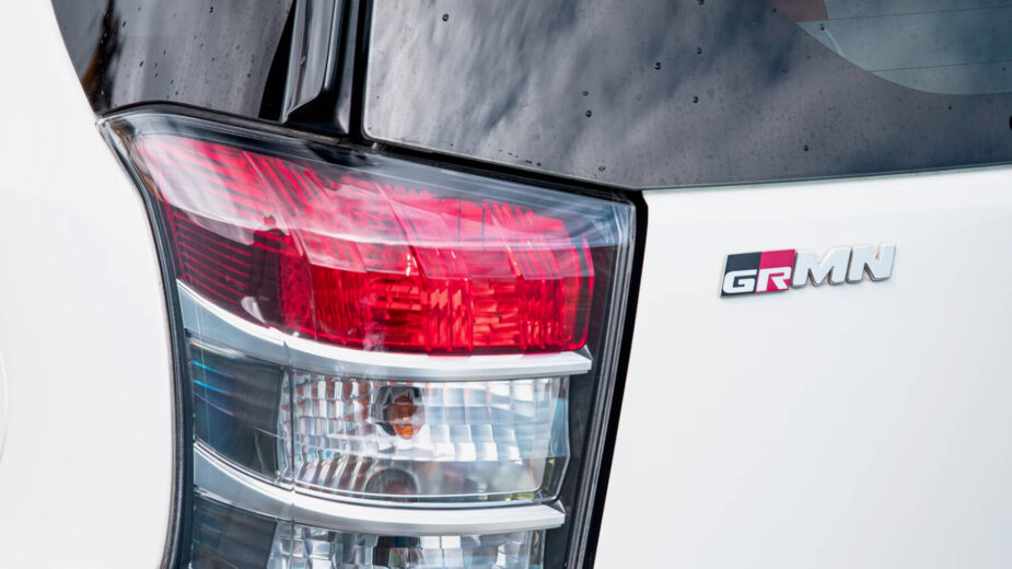 Toyota iQ GRMN ótica traseira e símbolo GRMN