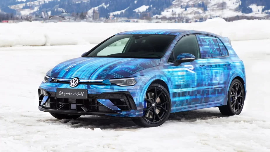 Volkswagen Golf R na pista gelada de Zell am See