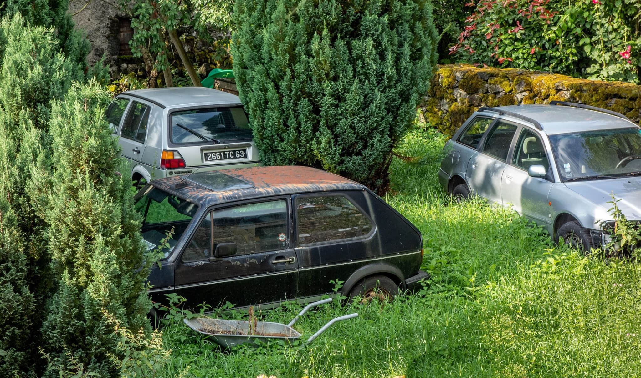 carros-abandonados-jardim