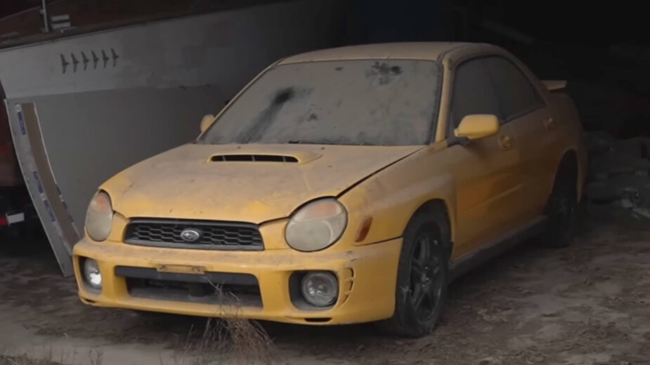 Subaru Impreza abandonado celeiro
