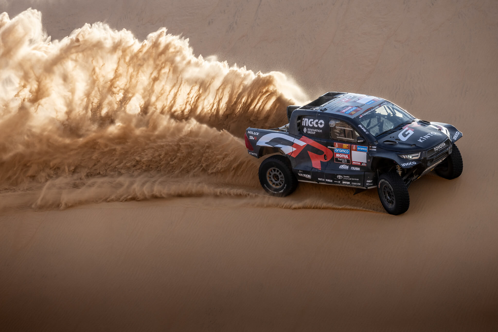 Toyota GR DKR HILUX T1+ a fazer duna