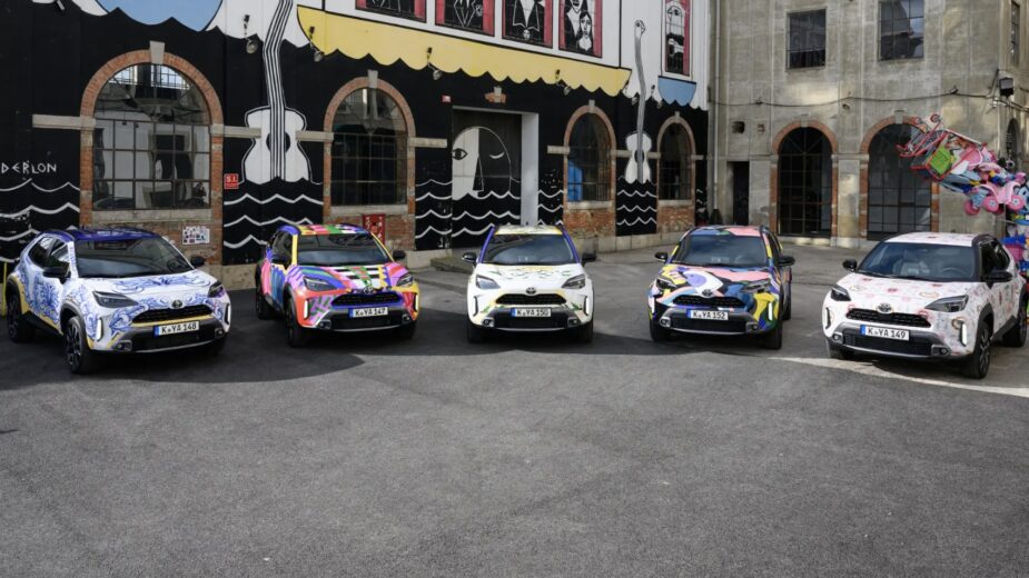 Cinco Toyota Yaris Cross pintados padrões portugueses