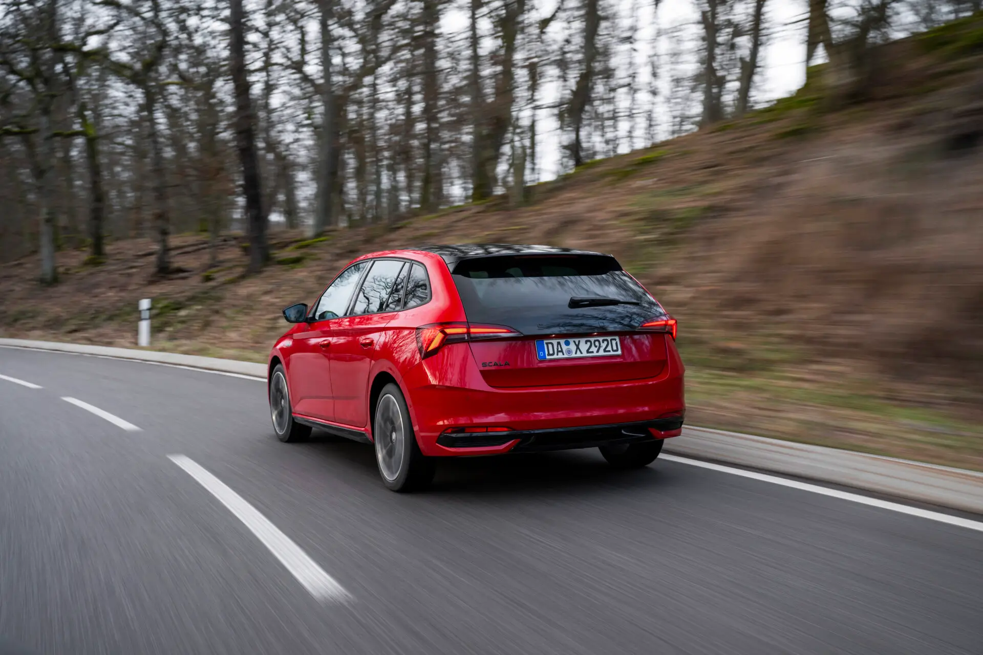 Skoda Scala Monte Carlo na estrada, traseira