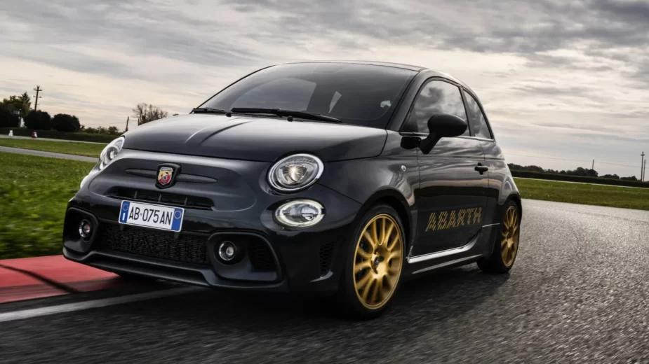 Abarth 695 75º Anniversario, a curvar na pista, frente