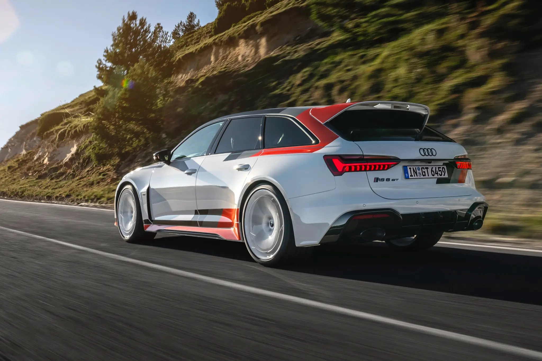 Audi RS6 Avant GT - 3/4 de traseira em andamento