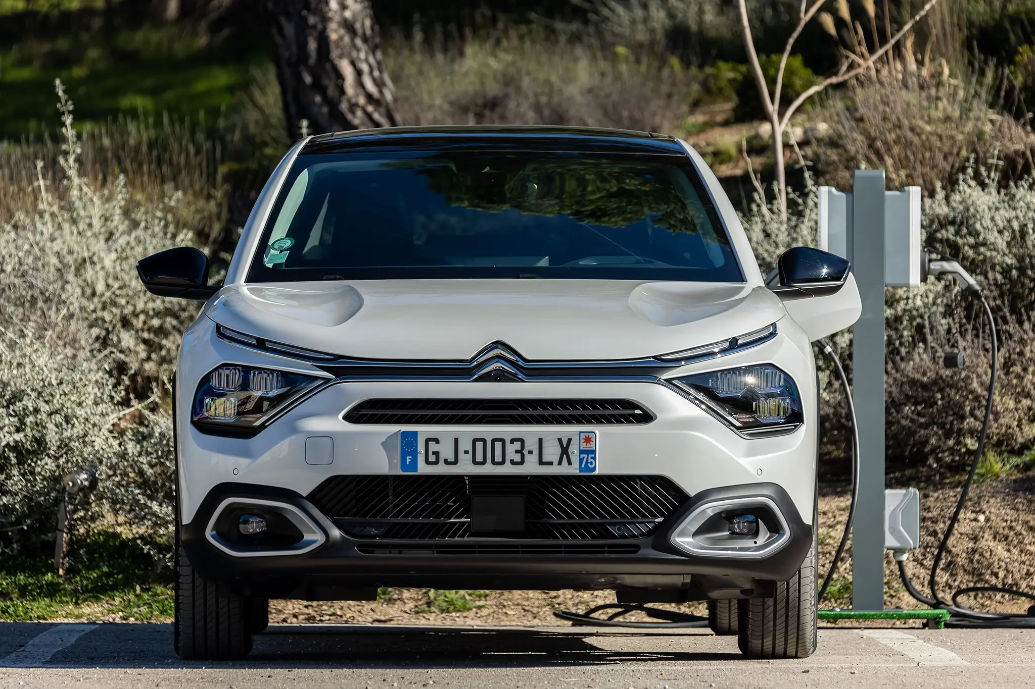 Citroën ë-C4 X - frente carregamento