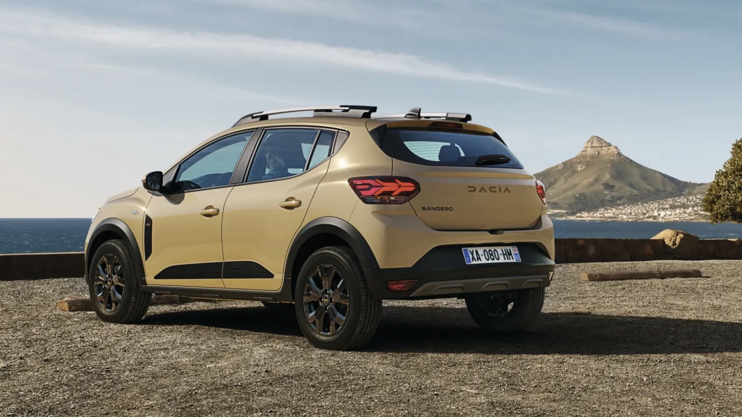 Dacia Sandero Stepway beje 2024 traseira