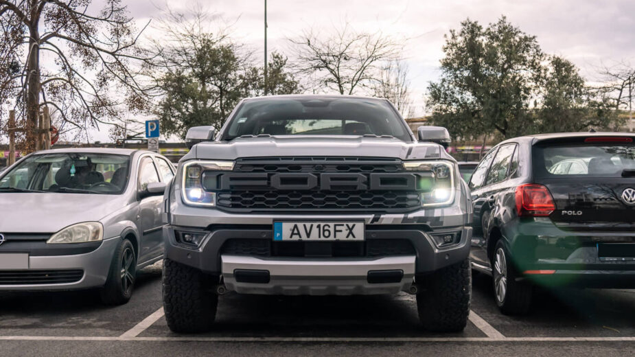 Ford Ranger Raptor estacionada entre dois carros