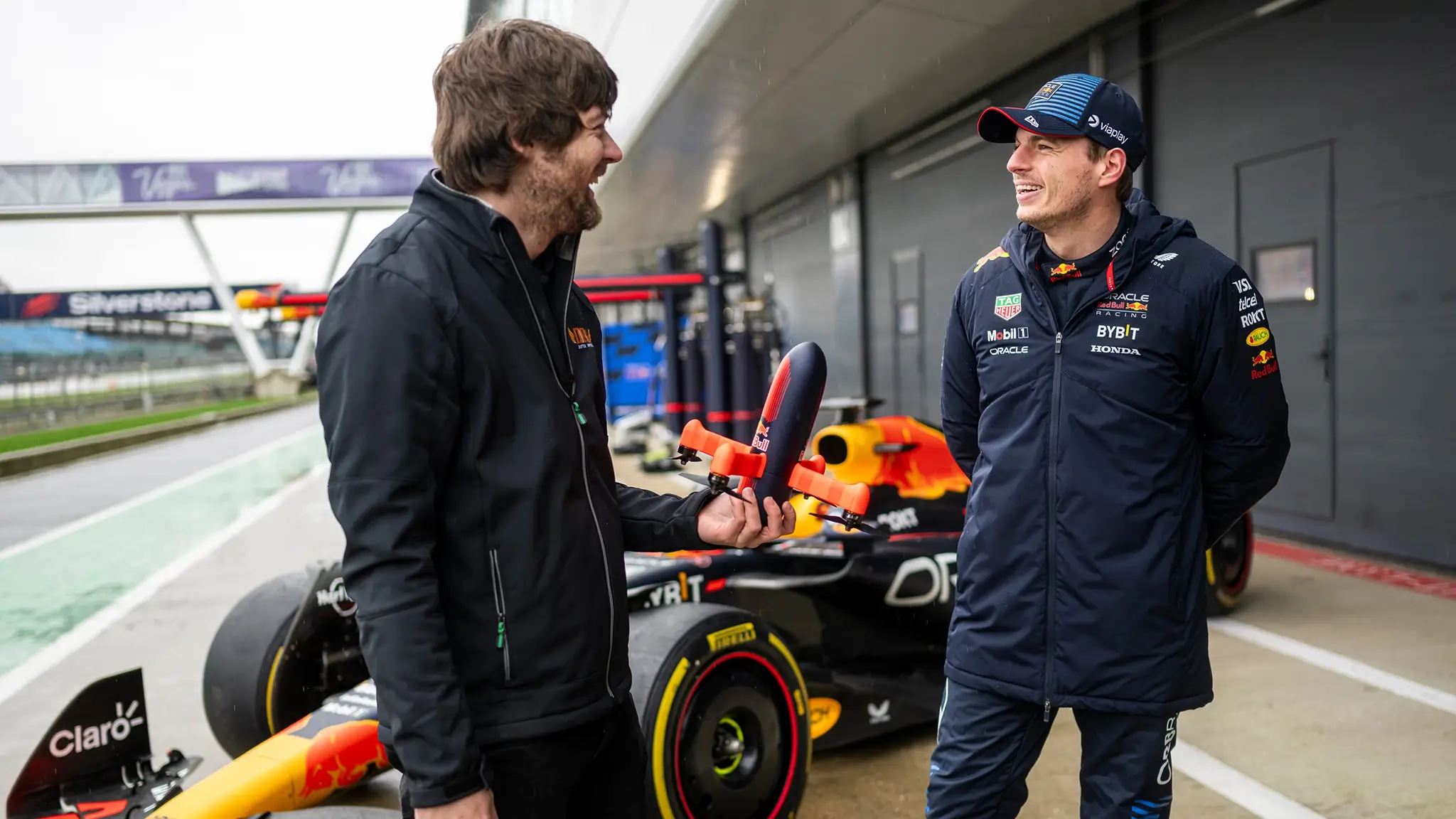 Red Bull F1 Drone Max Verstappen - dois pilotos