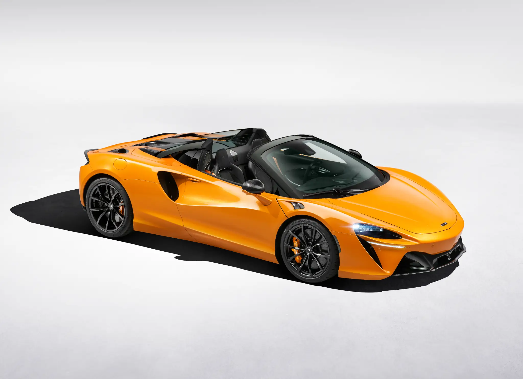 McLaren Artura Spider dianteira 3/4 com a capota para baixo