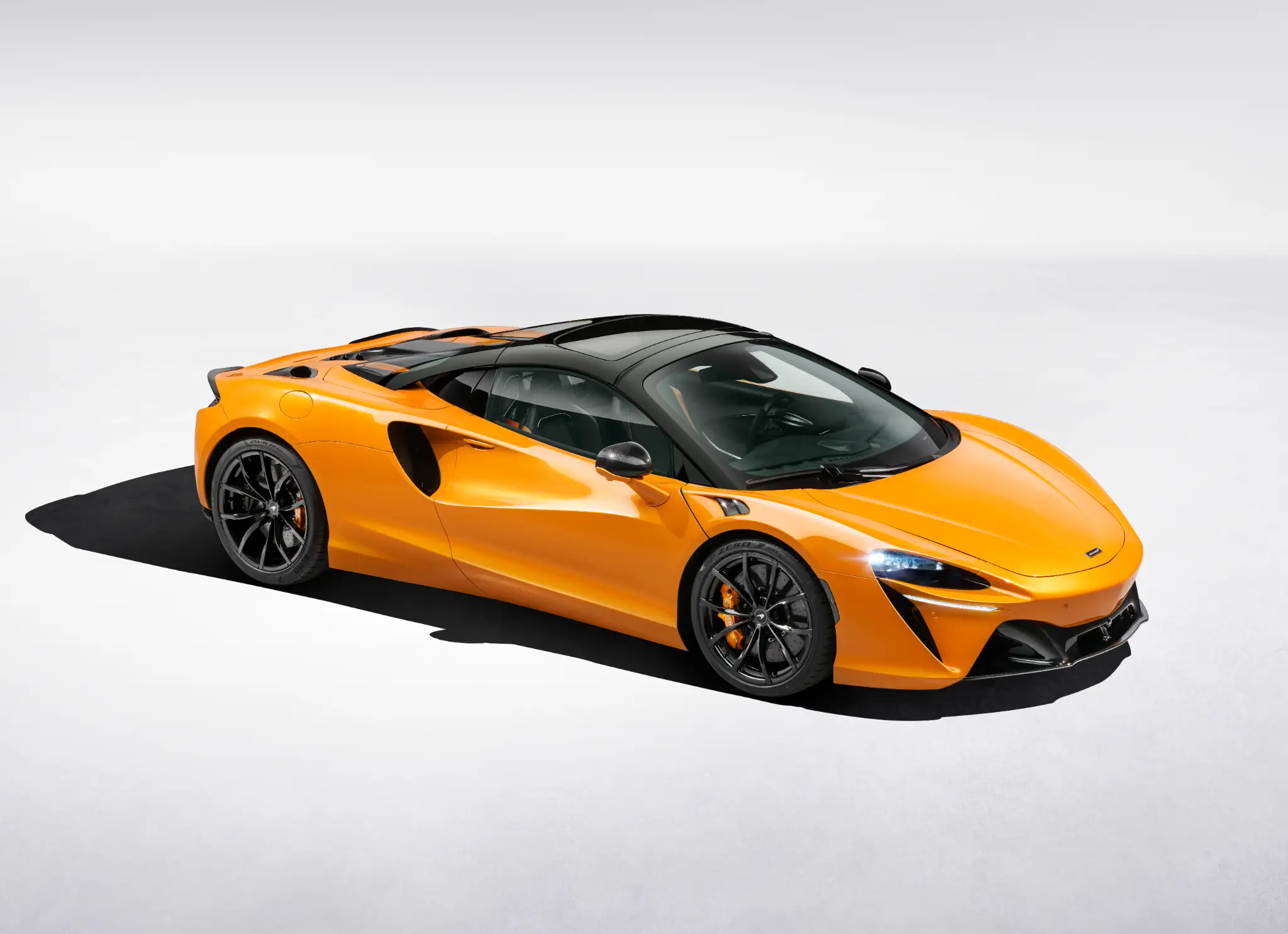 McLaren Artura Spider dianteira 3/4 com a capota para cima