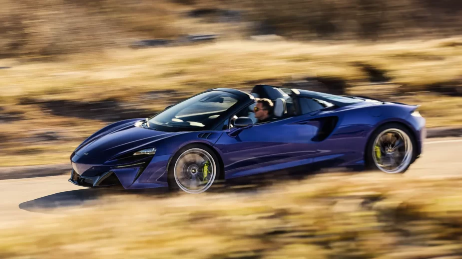 McLaren Artura Spider na estrada, perfil