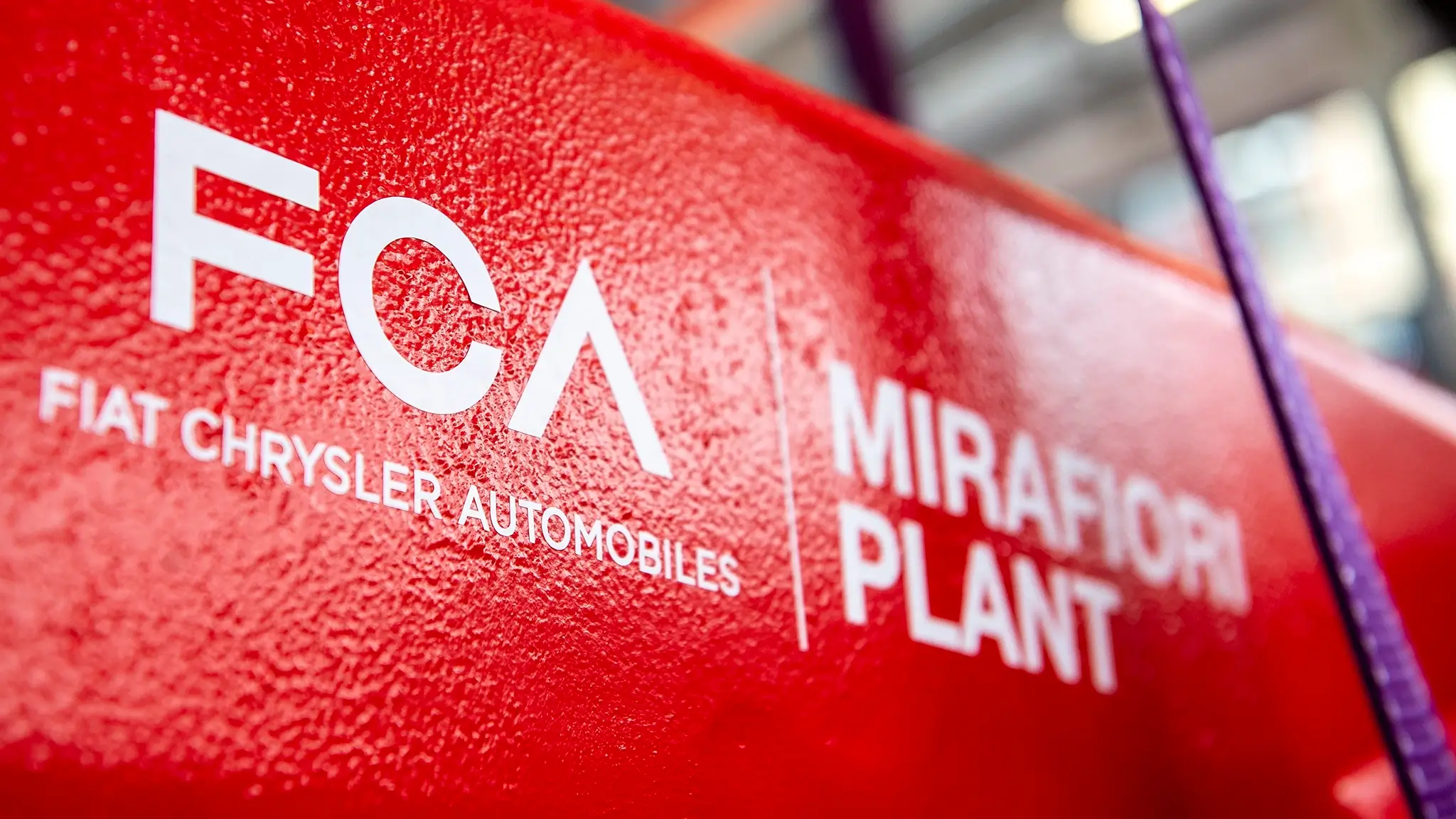 Linha de montagem do Fiat 500e na fábrica de Mirafiori em 2019